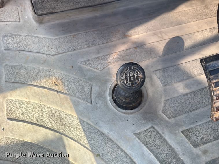 image for item DJ7792 2004 Caterpillar 420D backhoe