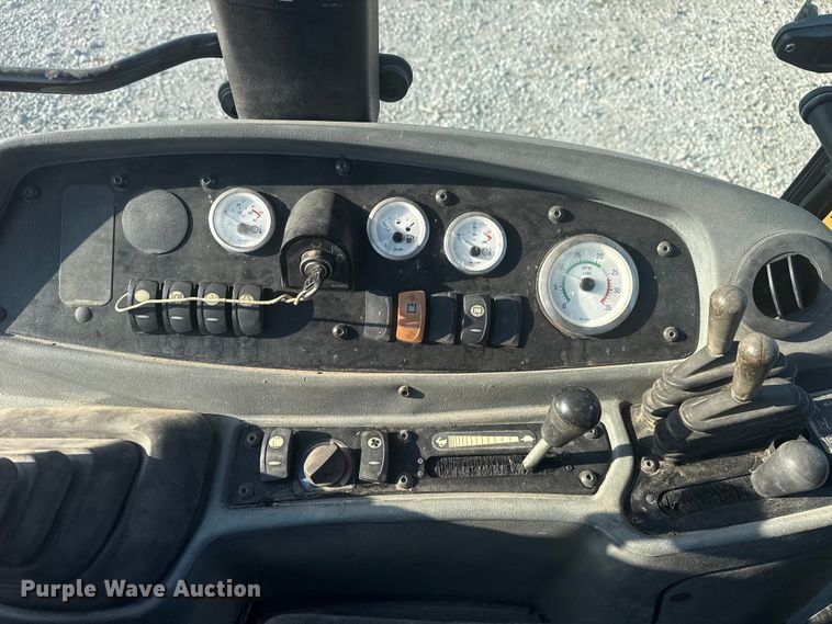 image for item DJ7792 2004 Caterpillar 420D backhoe