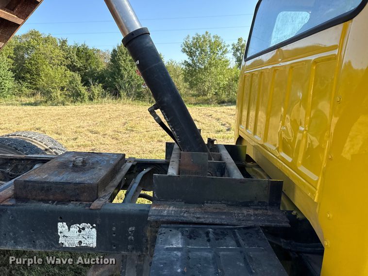 image for item DJ7793 1993 Ford F700 dump truck