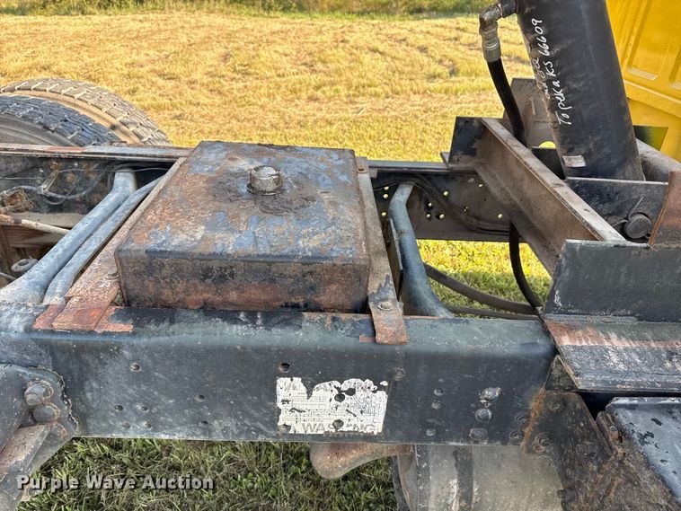 image for item DJ7793 1993 Ford F700 dump truck