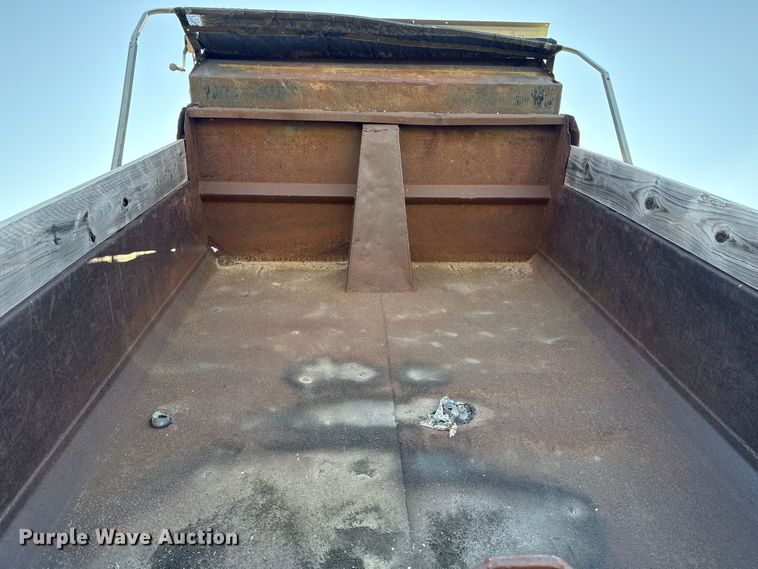 image for item DJ7793 1993 Ford F700 dump truck