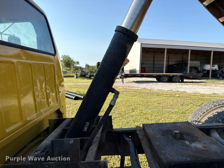 image for item DJ7793 1993 Ford F700 dump truck