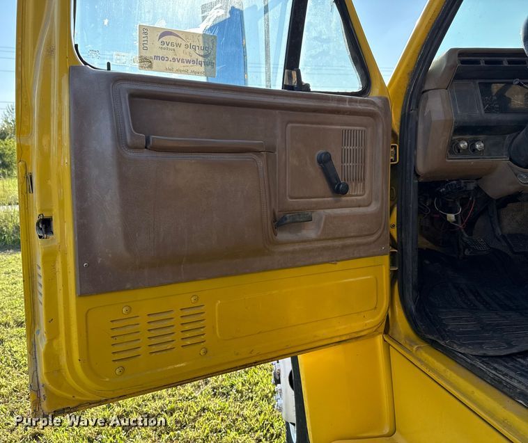 image for item DJ7793 1993 Ford F700 dump truck