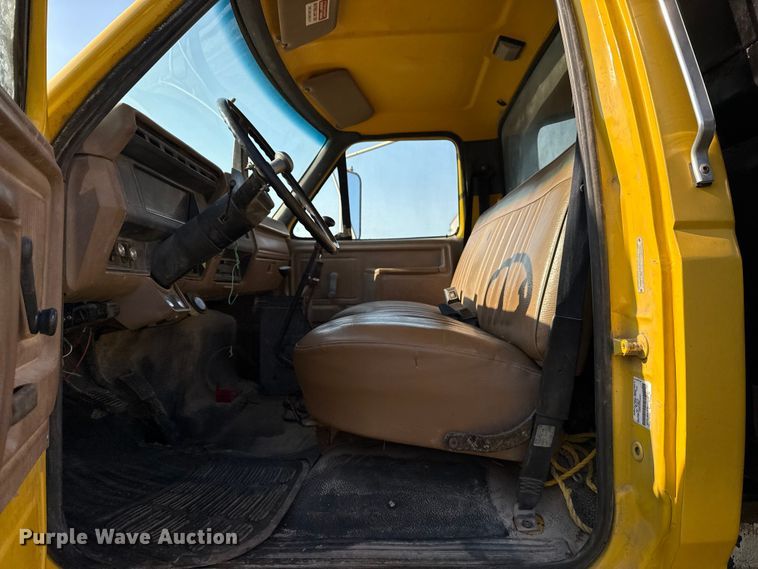 image for item DJ7793 1993 Ford F700 dump truck