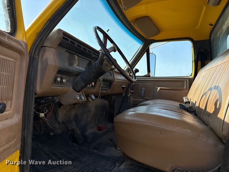 image for item DJ7793 1993 Ford F700 dump truck