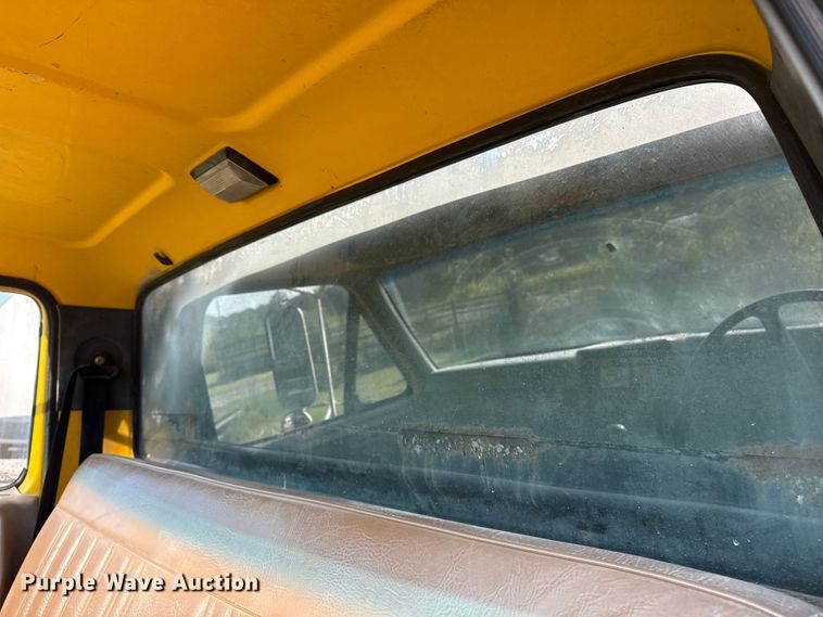 image for item DJ7793 1993 Ford F700 dump truck