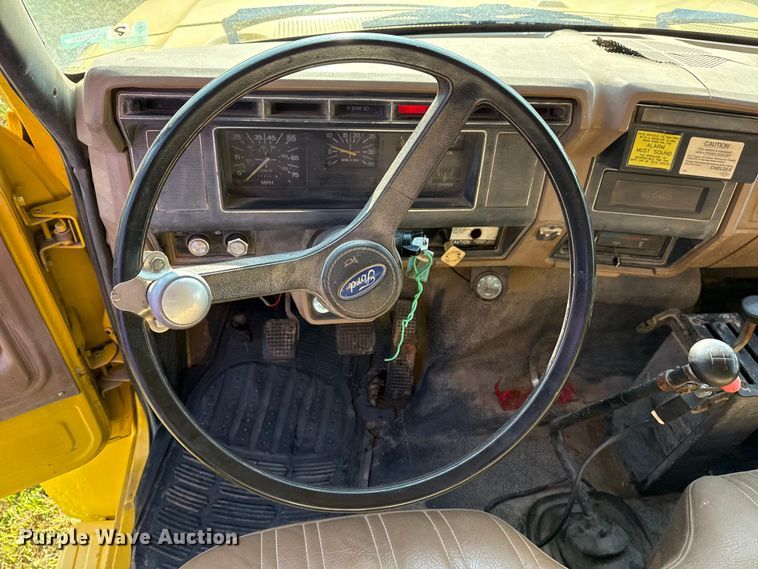 image for item DJ7793 1993 Ford F700 dump truck