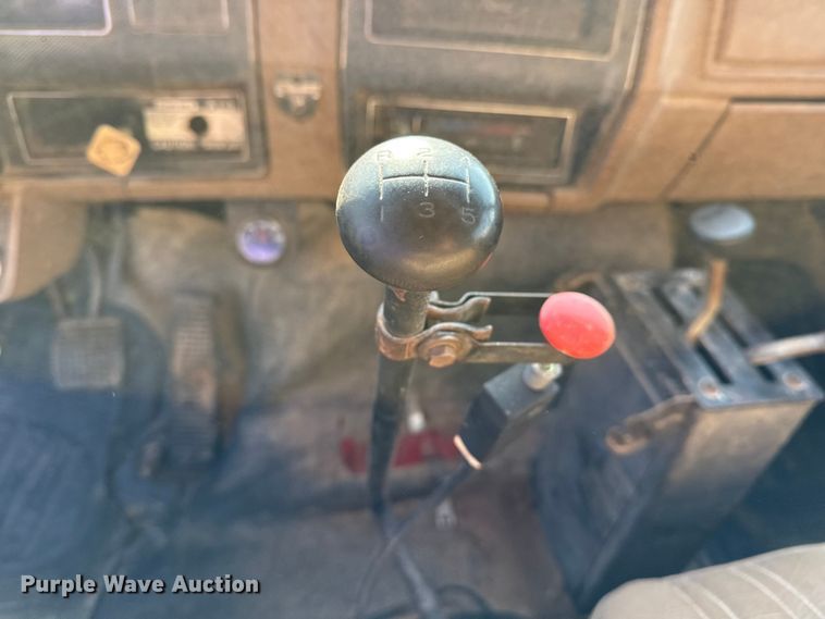 image for item DJ7793 1993 Ford F700 dump truck