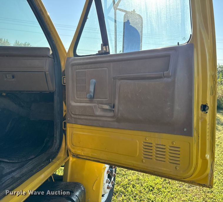 image for item DJ7793 1993 Ford F700 dump truck