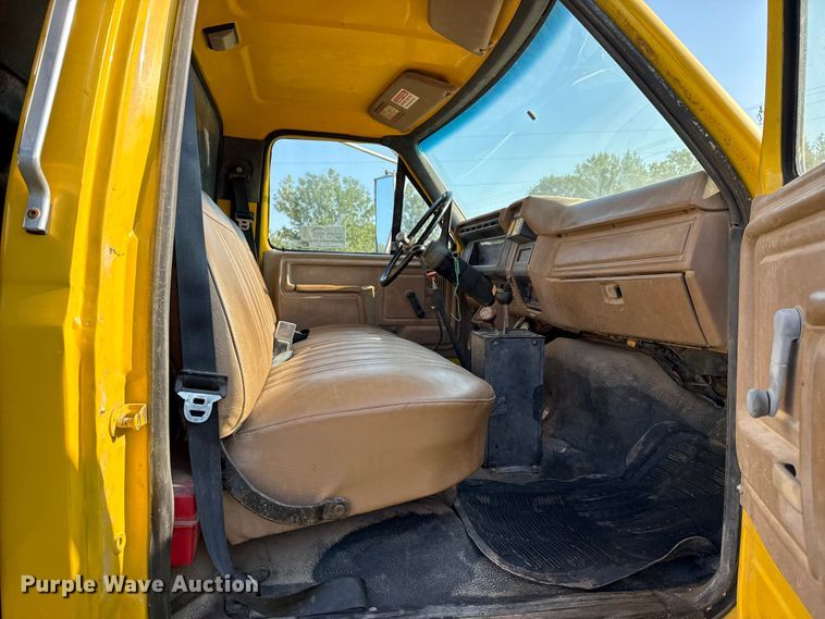 image for item DJ7793 1993 Ford F700 dump truck