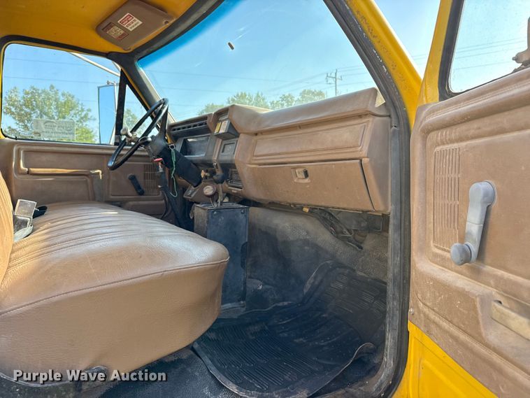 image for item DJ7793 1993 Ford F700 dump truck