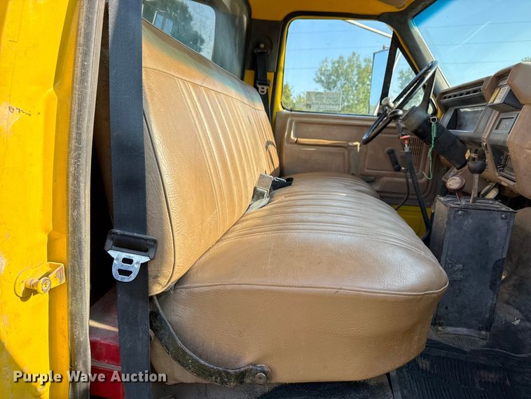 image for item DJ7793 1993 Ford F700 dump truck