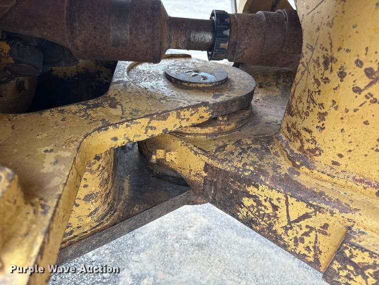 image for item DJ7805 1985 Caterpillar 815B soil compactor