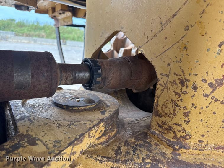 image for item DJ7805 1985 Caterpillar 815B soil compactor