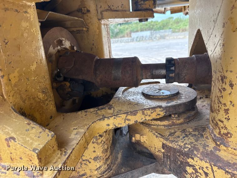 image for item DJ7805 1985 Caterpillar 815B soil compactor