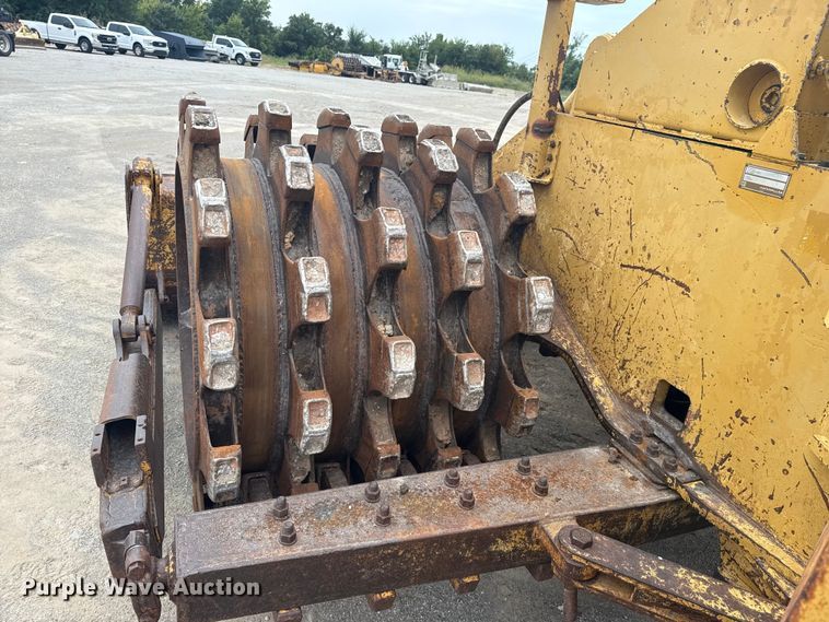 image for item DJ7805 1985 Caterpillar 815B soil compactor