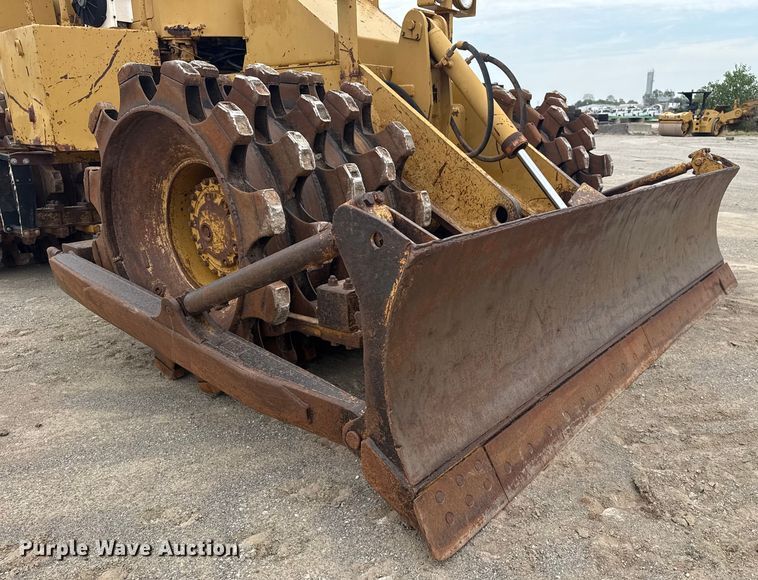 image for item DJ7805 1985 Caterpillar 815B soil compactor