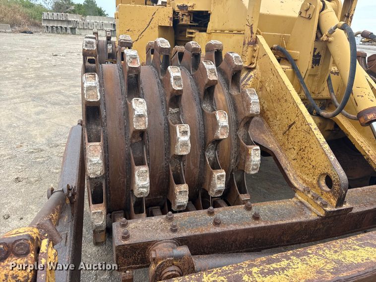 image for item DJ7805 1985 Caterpillar 815B soil compactor