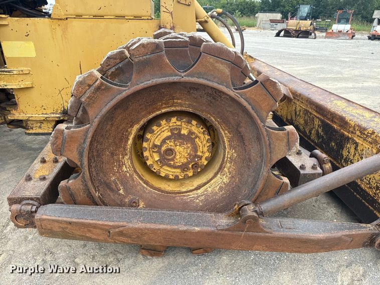 image for item DJ7805 1985 Caterpillar 815B soil compactor