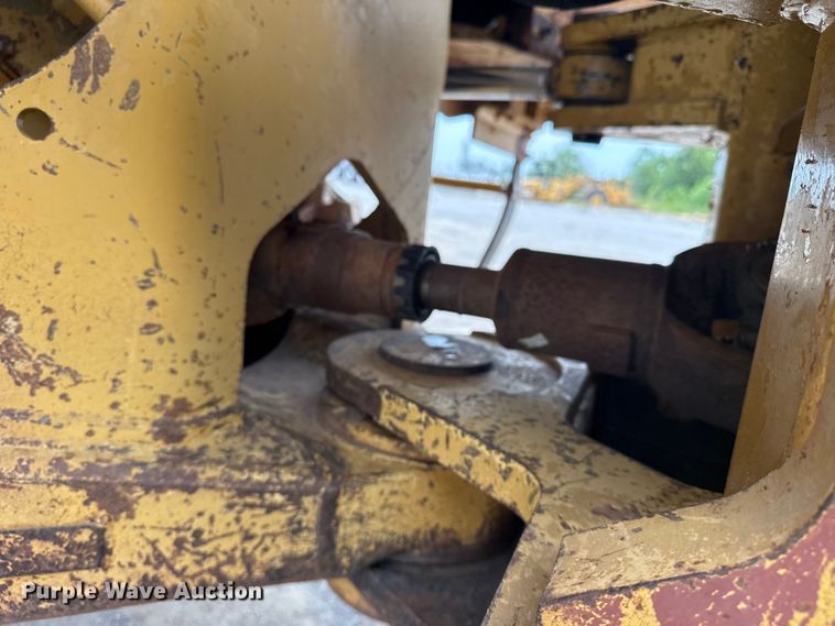 image for item DJ7805 1985 Caterpillar 815B soil compactor