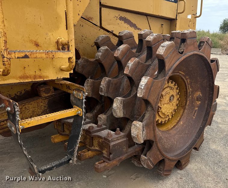 image for item DJ7805 1985 Caterpillar 815B soil compactor