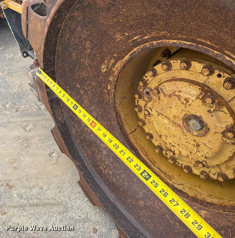 image for item DJ7805 1985 Caterpillar 815B soil compactor