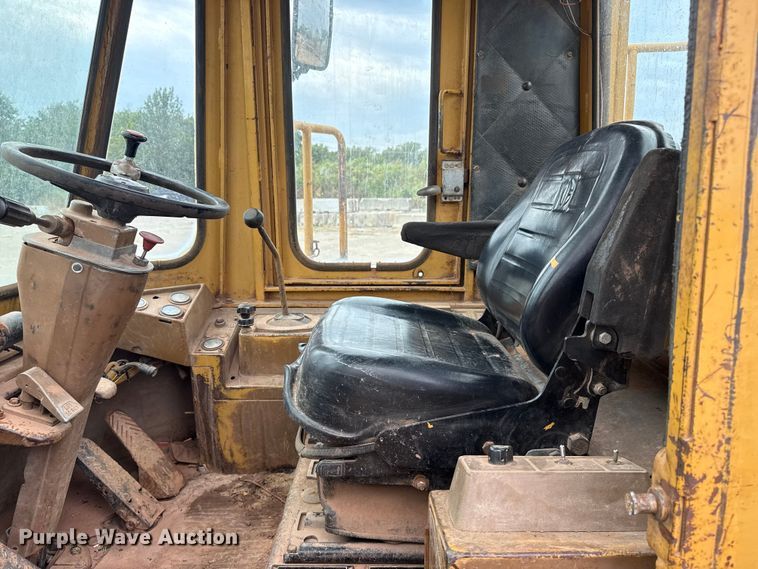 image for item DJ7805 1985 Caterpillar 815B soil compactor