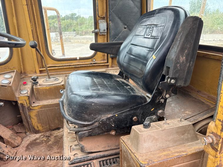 image for item DJ7805 1985 Caterpillar 815B soil compactor