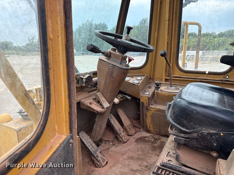 image for item DJ7805 1985 Caterpillar 815B soil compactor