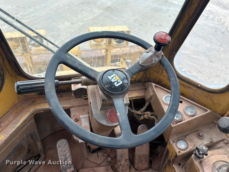 image for item DJ7805 1985 Caterpillar 815B soil compactor