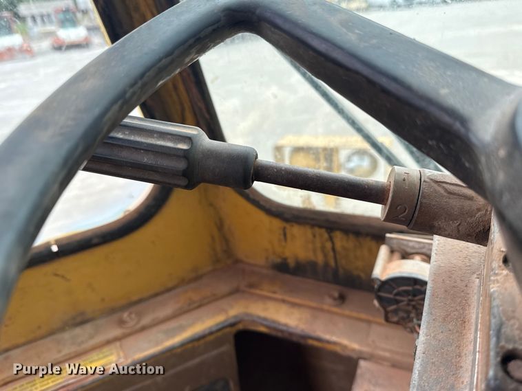 image for item DJ7805 1985 Caterpillar 815B soil compactor