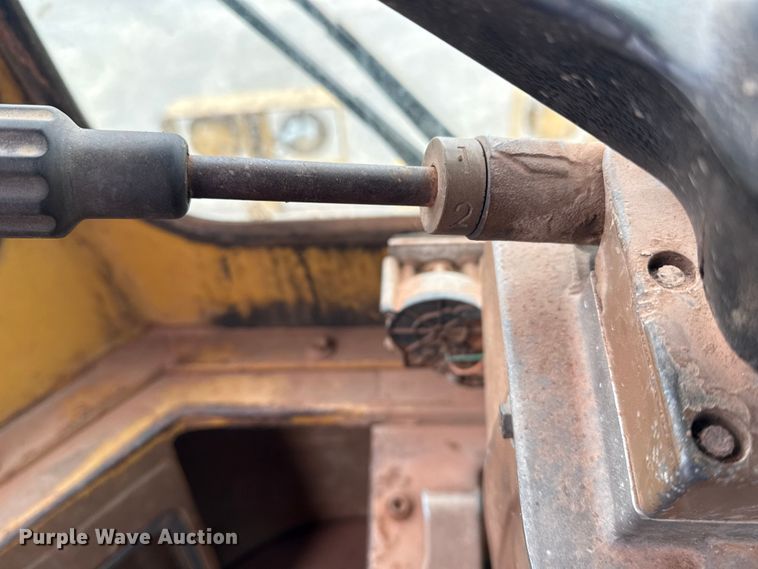 image for item DJ7805 1985 Caterpillar 815B soil compactor