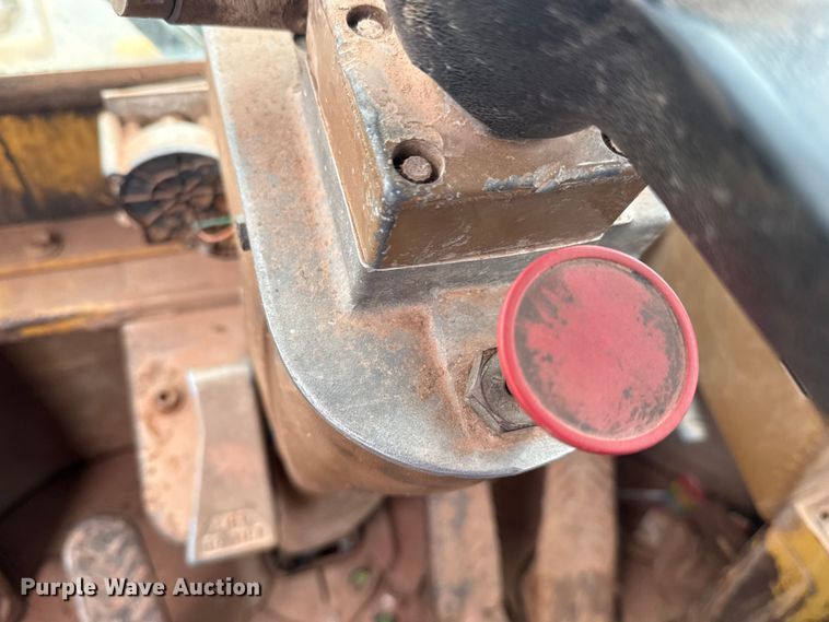 image for item DJ7805 1985 Caterpillar 815B soil compactor