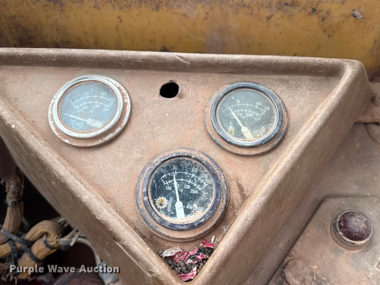 image for item DJ7805 1985 Caterpillar 815B soil compactor