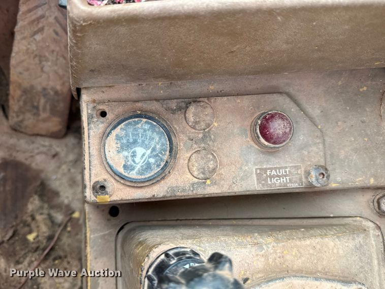 image for item DJ7805 1985 Caterpillar 815B soil compactor