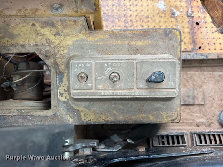 image for item DJ7805 1985 Caterpillar 815B soil compactor