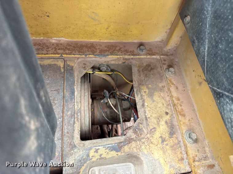 image for item DJ7805 1985 Caterpillar 815B soil compactor