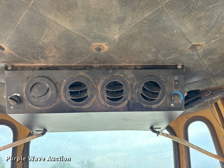 image for item DJ7805 1985 Caterpillar 815B soil compactor