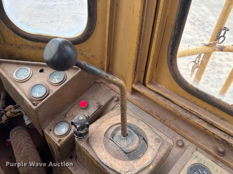 image for item DJ7805 1985 Caterpillar 815B soil compactor