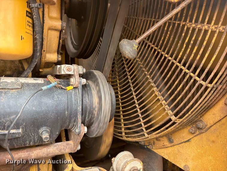 image for item DJ7805 1985 Caterpillar 815B soil compactor