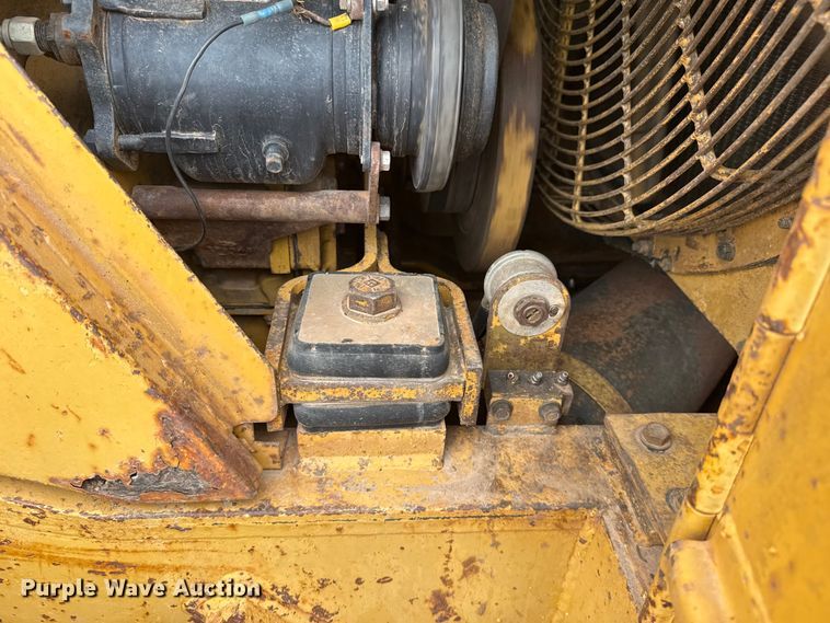 image for item DJ7805 1985 Caterpillar 815B soil compactor