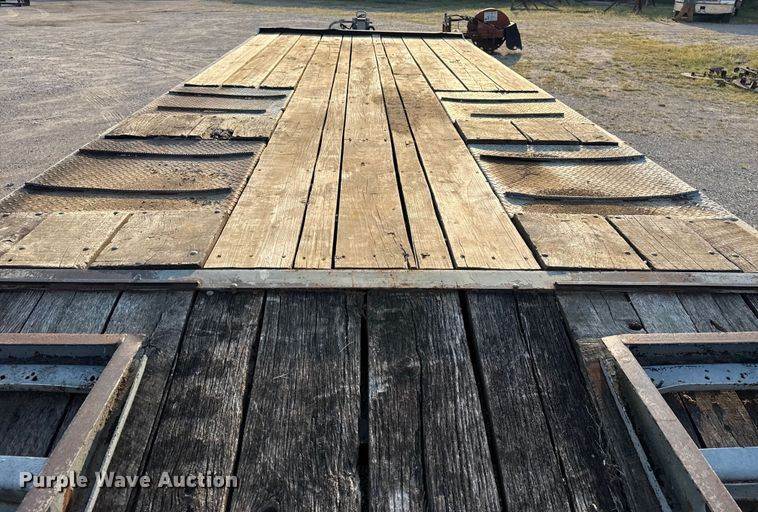 image for item DJ7813 1995 Trail King TK40LP-2400 equipment trailer