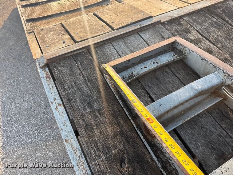 image for item DJ7813 1995 Trail King TK40LP-2400 equipment trailer