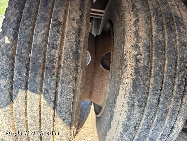 image for item DJ7813 1995 Trail King TK40LP-2400 equipment trailer