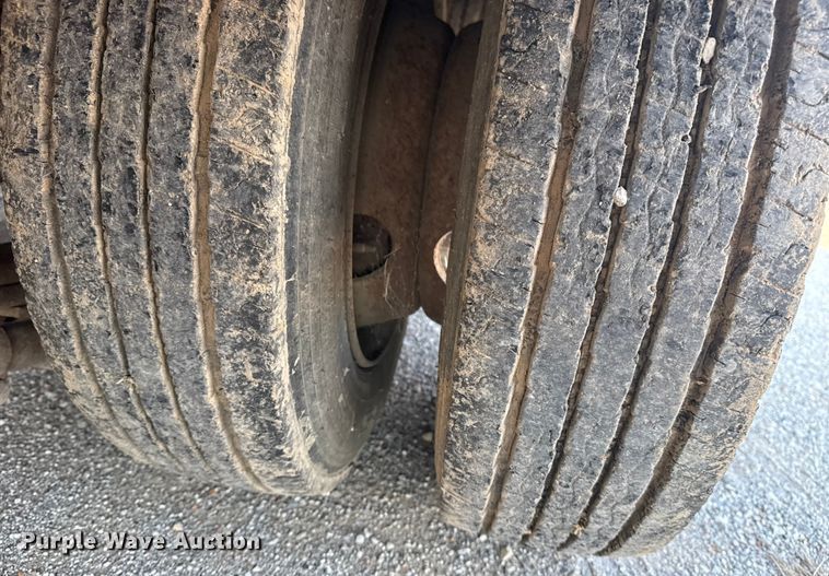 image for item DJ7813 1995 Trail King TK40LP-2400 equipment trailer