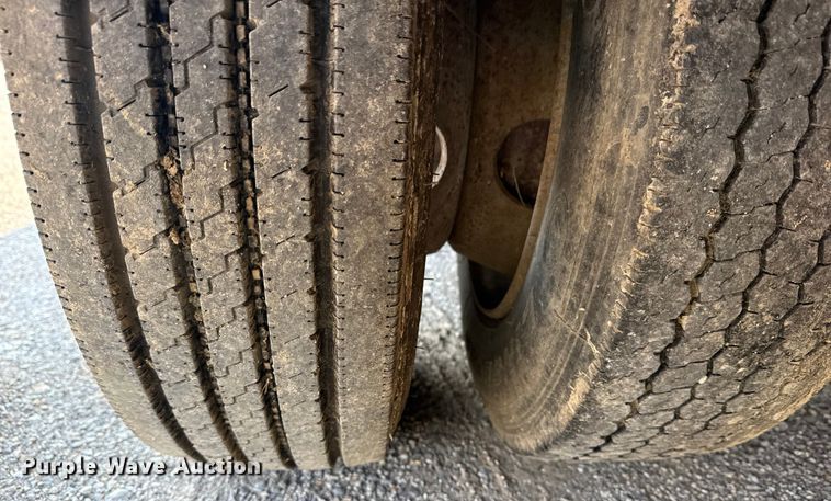 image for item DJ7813 1995 Trail King TK40LP-2400 equipment trailer