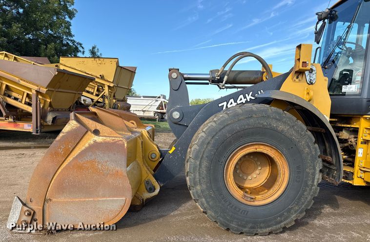 image for item DO1262 2019 John Deere 744K wheel loader