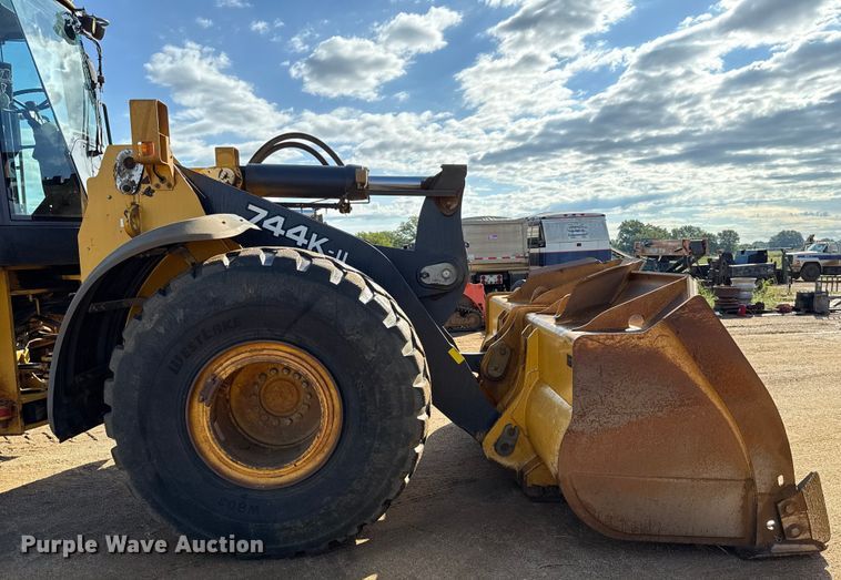 image for item DO1262 2019 John Deere 744K wheel loader