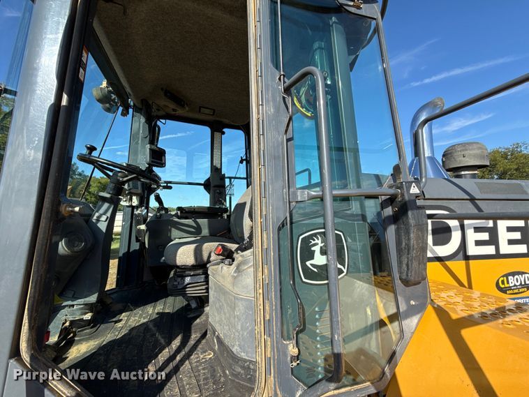 image for item DO1262 2019 John Deere 744K wheel loader