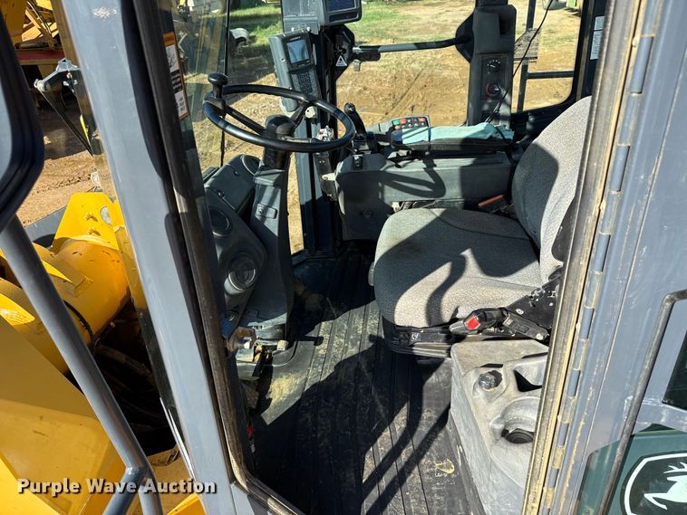 image for item DO1262 2019 John Deere 744K wheel loader
